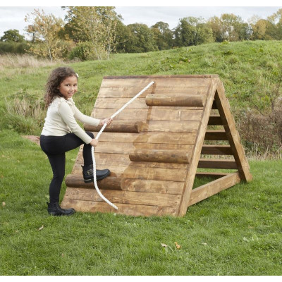 Mur d'escalade en bois et sa corde