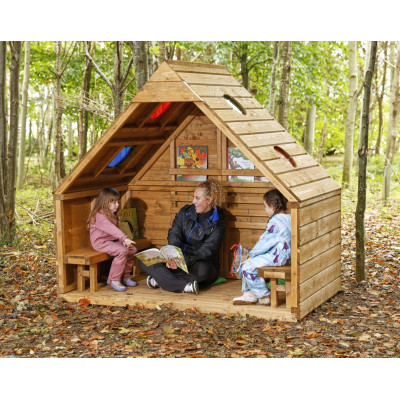 Grande cabane en bois ouverte