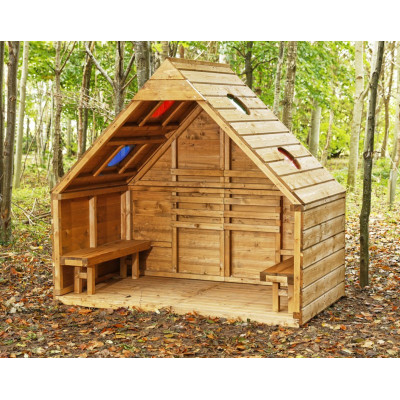 Grande cabane en bois ouverte