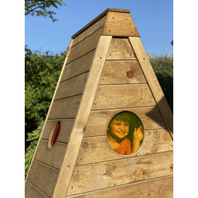 Tipi en bois cachette dans les bois