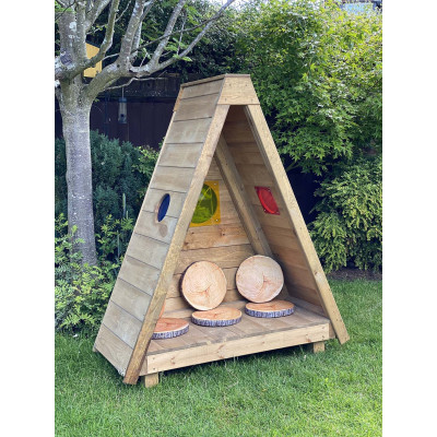 Tipi en bois cachette dans les bois