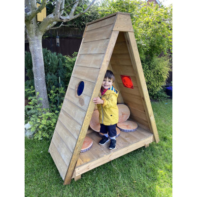 Tipi en bois cachette dans les bois