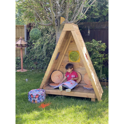 Tipi en bois cachette dans les bois
