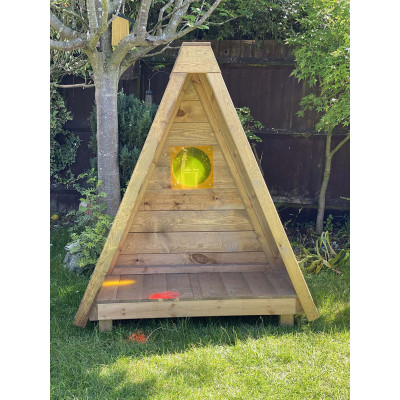 Tipi en bois cachette dans les bois