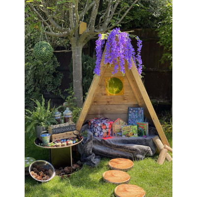 Tipi en bois cachette dans les bois