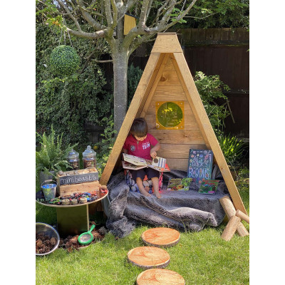 Tipi en bois cachette dans les bois