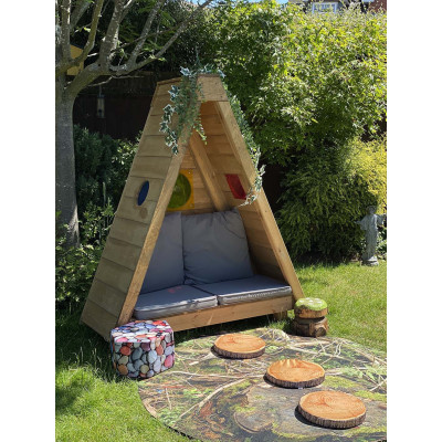 Tipi en bois cachette dans les bois