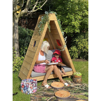 Tipi en bois cachette dans les bois