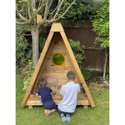 Tipi en bois cachette dans les bois