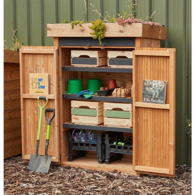 Armoire en bois avec toit végétalisé